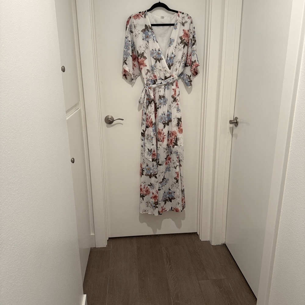 Chic Floral Maxi Dress in White and Red